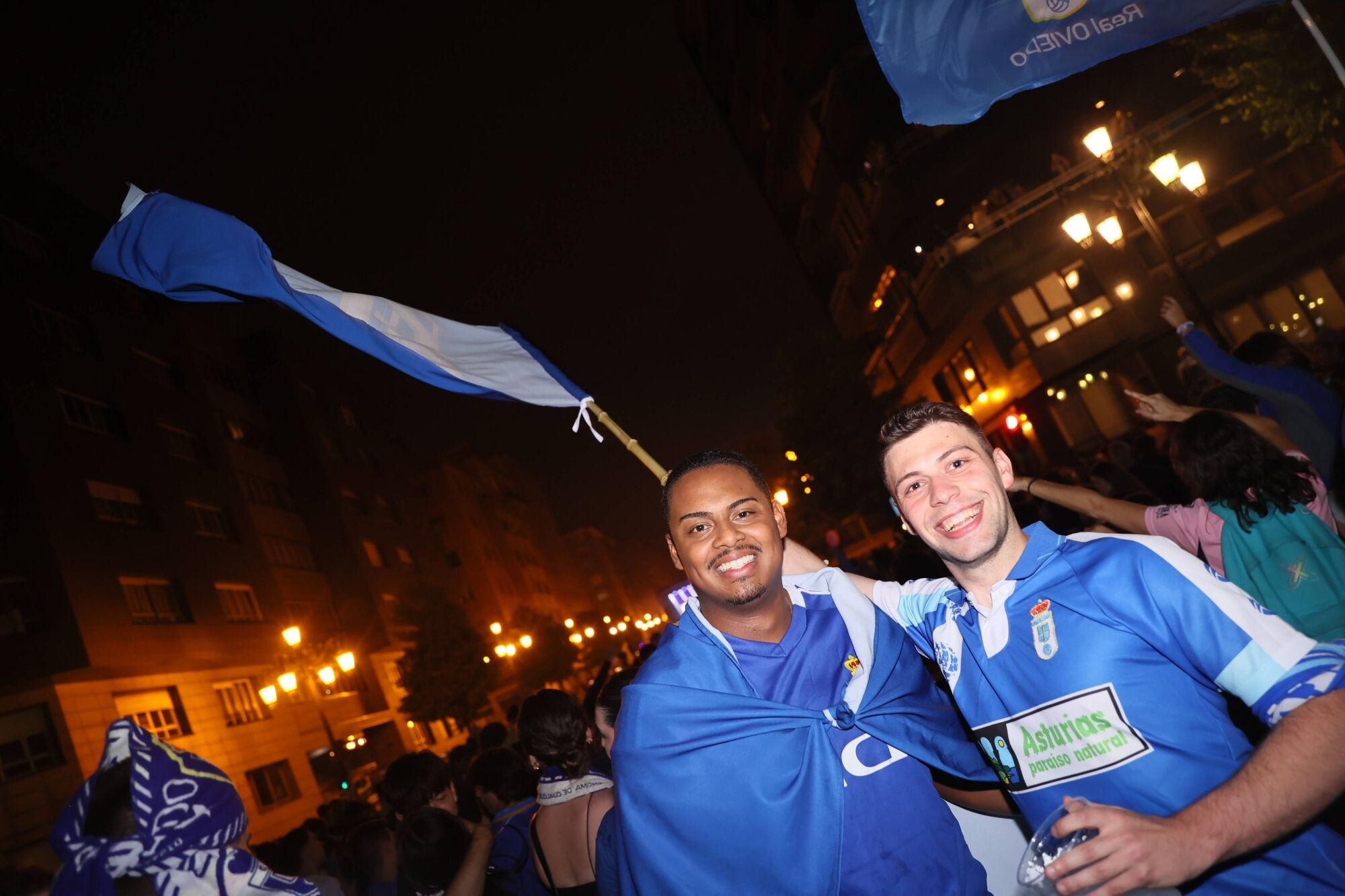 Así se celebró el ascenso del Oviedo a Primera: la afición estalla en una noche histórica