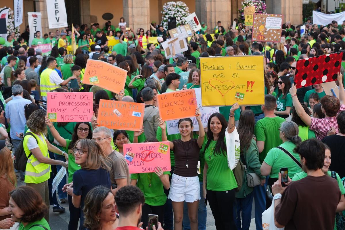 El profesorado protagoniza una histórica y multitudinaria manifestación en Castelló