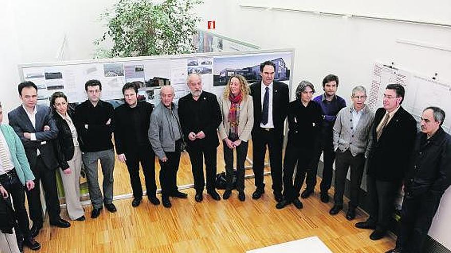 Ganadores y accésits del premio «Asturias» posan con varios miembros del jurado y con los consejeros Noemí Martín y Ramón Quirós en el vestíbulo del Colegio Hispania, sede del Colegio Oficial de Arquitectos de Asturias.