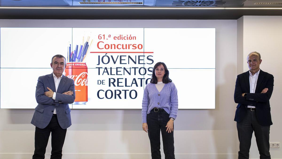 El escritor Lorenzo Silva, la directora de la Fundación Coca-Cola, Beatriz Osuna, y Eugenio García