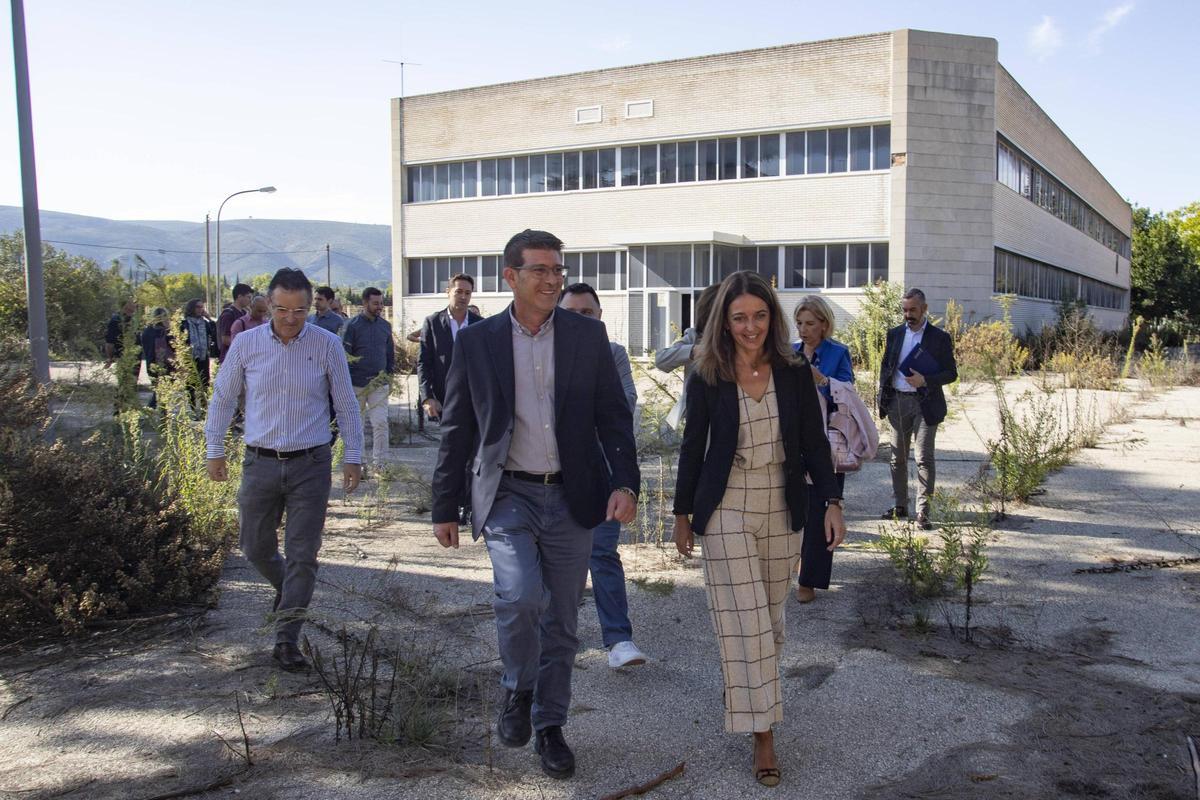La consellera de Justicia y el alcalde de Ontinyent, con el edificio que albergará el Palacio de Justicia al fondo.