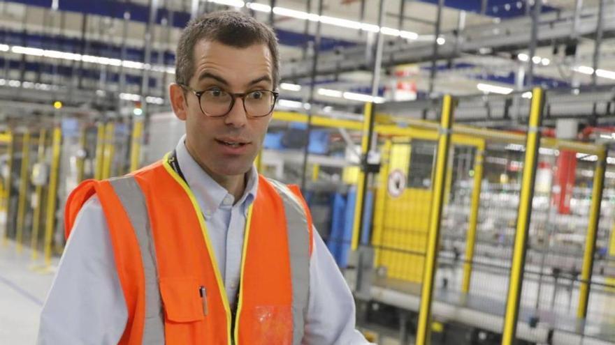 Carlos Ordeig, sosteniendo una caja en la que los trabajadores colocarán los artículos desempaquetados enviados por los proveedores.