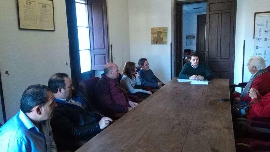 Un momento de la reunión mantenida ayer por los alcaldes de la zona básica de salud en Toro.