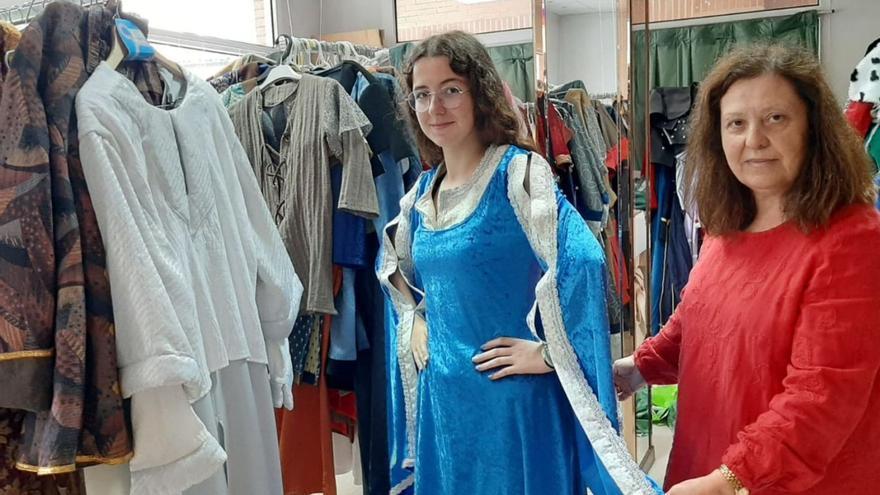 Claudia Díaz, a la izquierda, probando trajes co la ayuda de Nati Rodríguez en su tienda de Posada de Llanera.