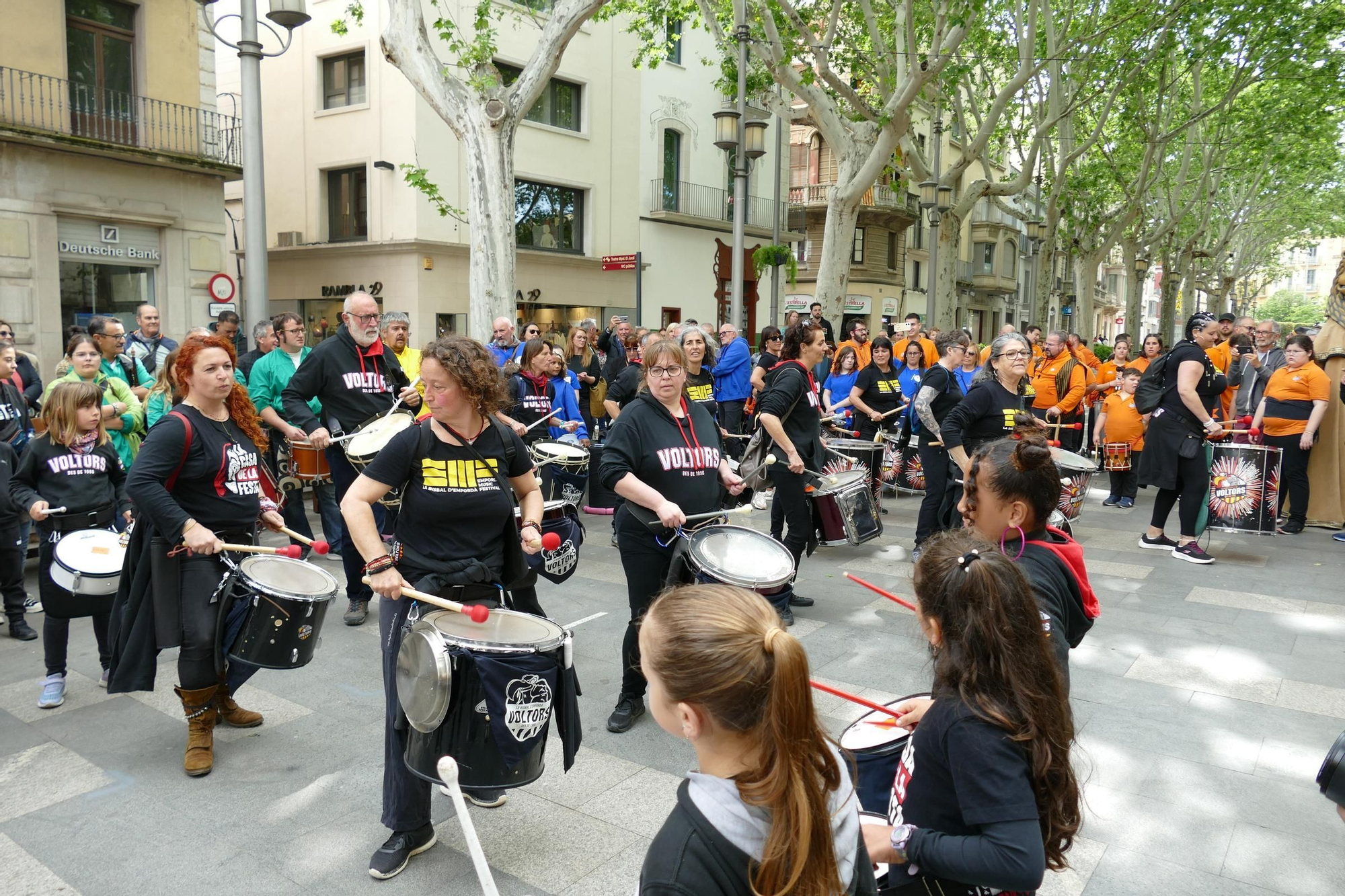 Figueres ressona amb una gran batucada de Santa Creu