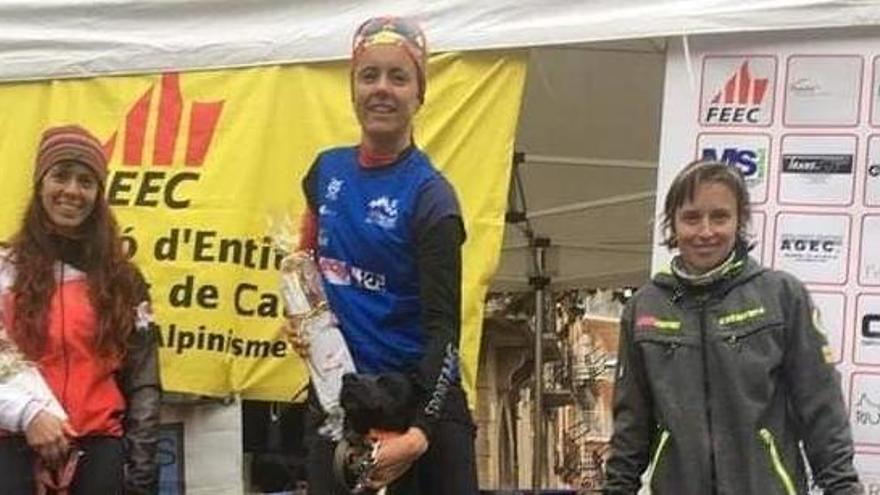 Marta Bosch (1a), Clara Bosch (2a) i Cuatrecases (41.36) en el podi de canicròs