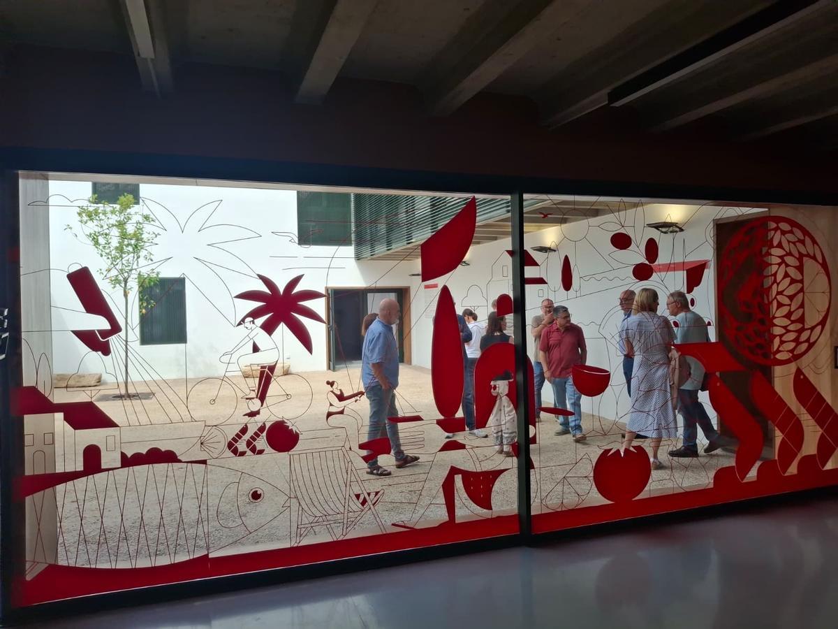 La cristalera del espacio que será cafetería y que cuenta con un luminoso patio