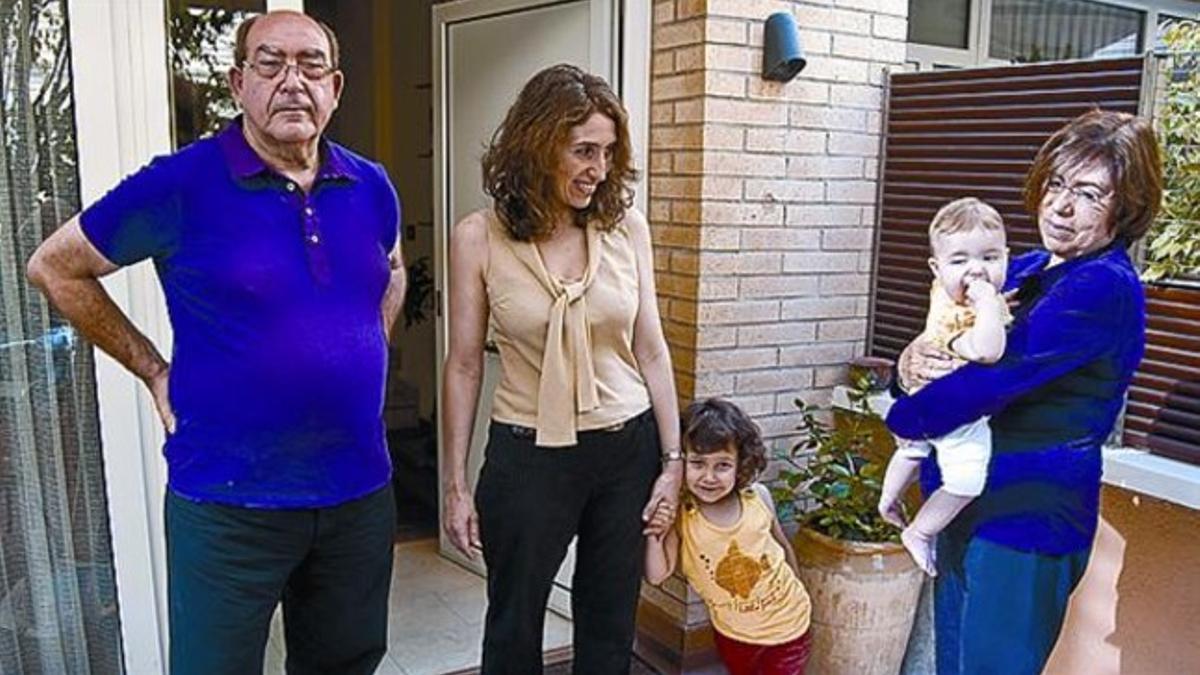 Josep Dalmau y Pilar Corominas, con su hija Maria y sus nietas.