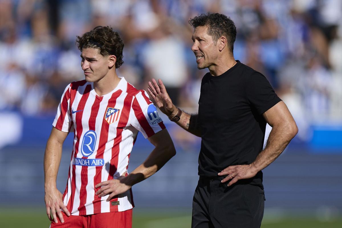 30/08/2025 Diego Pablo 'Cholo' Simeone head coach of Atletico de Madrid reacts and Julian Alvarez of Atletico de Madrid looks on during the LaLiga EA Sports match between Deportivo Alaves and Atletico de Madrid at Mendizorrotza on August 30, 2025, in Vitoria, Spain. DEPORTES Ricardo Larreina / AFP7 / Europa Press