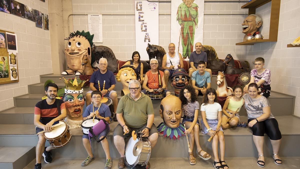 Membres de la Colla Gegantera de Figueres en el local d'assaig