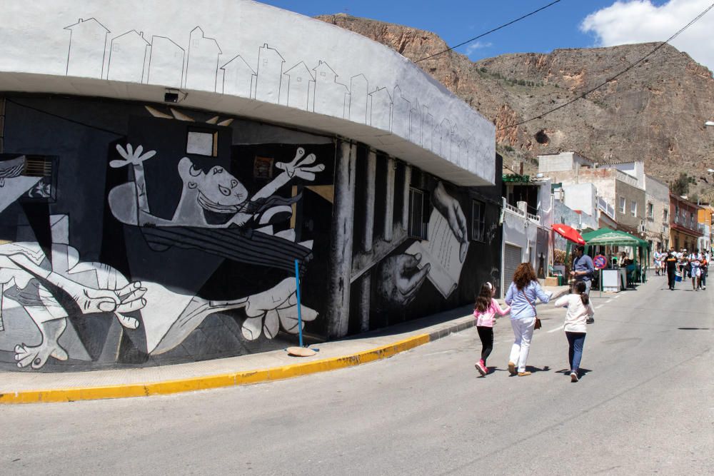 Más de doscientos murales en homenaje a Miguel Hernández engalanan el barrio de San Isidro de Orihuela