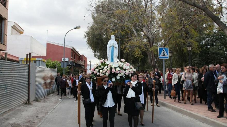 La Virgen de Lourdes procesionó ayer por las calles lorquinas