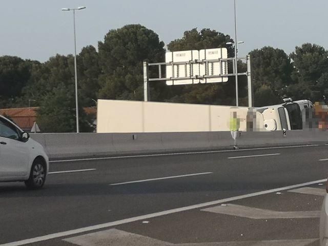 Un camión volcado obliga a cortar la A3