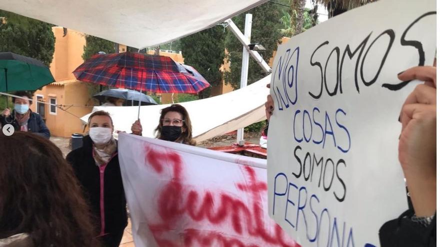 Unos 60 trabajadores protestan a las puertas de un hotel de Ibiza