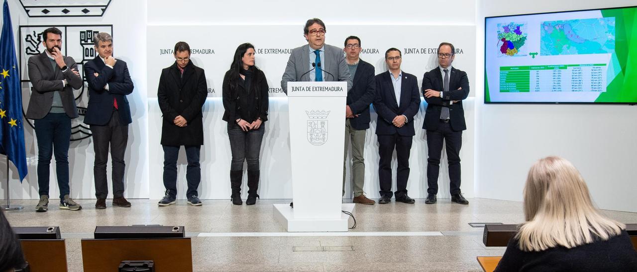 El consejero de Sanidad, José María Vergeles, junto a responsables del SES y los alcaldes de la Sierra de San Pedro, en rueda de prensa.