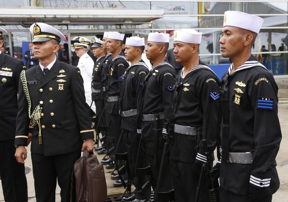 Acto de entrega del Bima Suci a la Armada de Indon