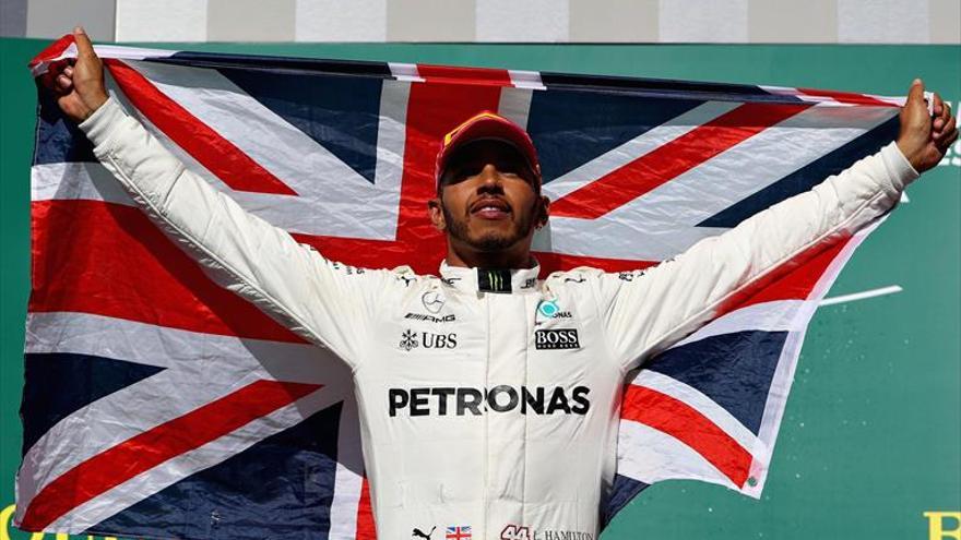 Lewis Hamilton gana ante la oposición de Sebastian Vettel