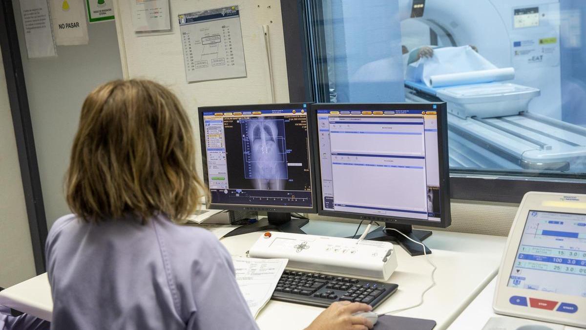 Una profesional sanitaria, el sector en el que más ha aumentado el empleo femenino, en la sala de radiología del Hospital de Alicante.