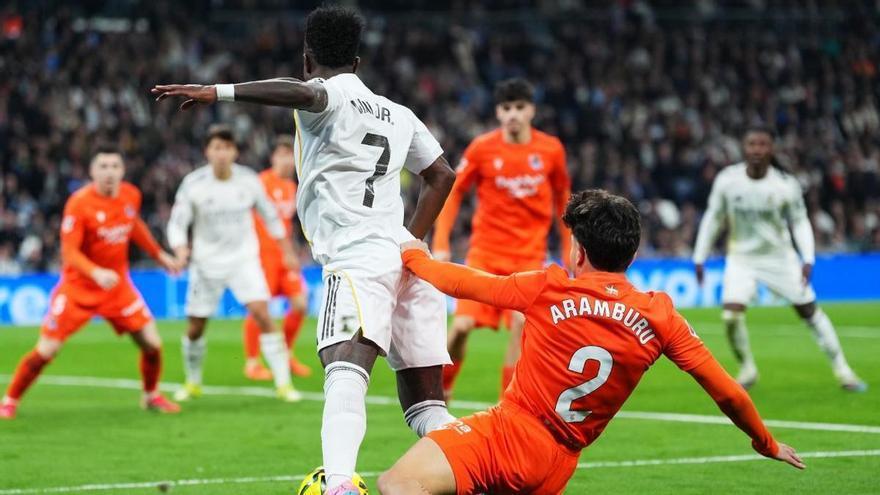 El enésimo 'robo' arbitral del Madrid: dos penaltis de regalo por 'piscinazos' de Vinícius