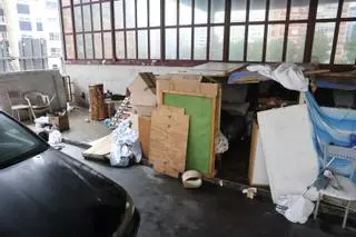 Ofrenda floral ante la chabola del crimen de la estación de autobuses de Vigo