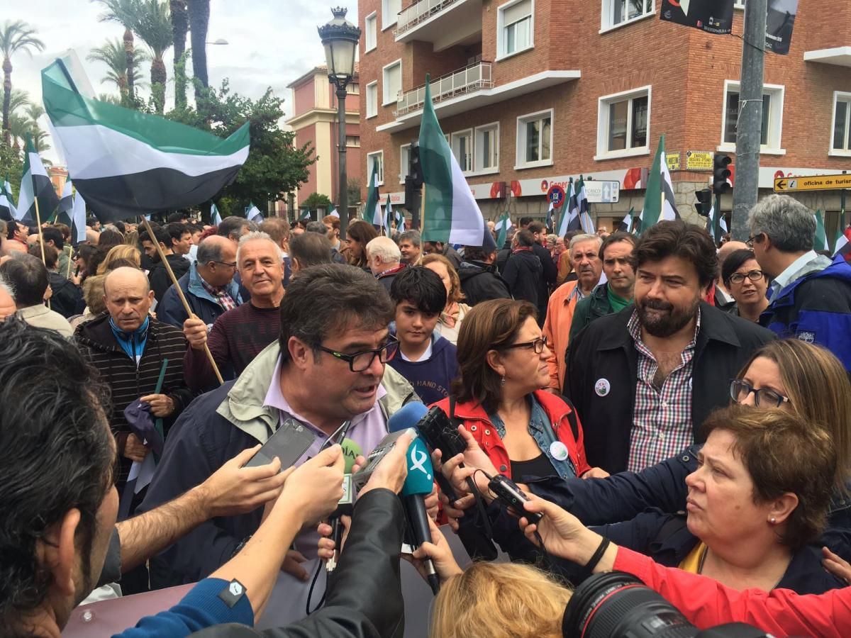 La manifestación por un ferrocarril digno para Extremadura en imágenes