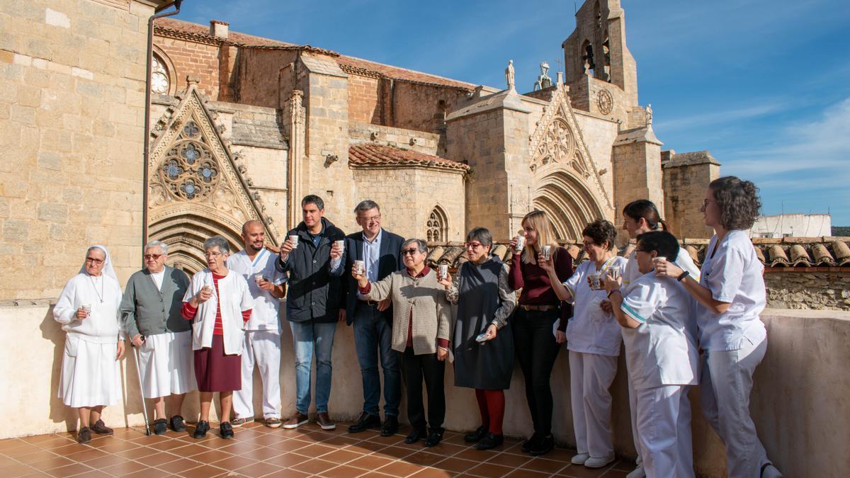 El president, Ximo Puig, durante la visita a la residencia de Morella.