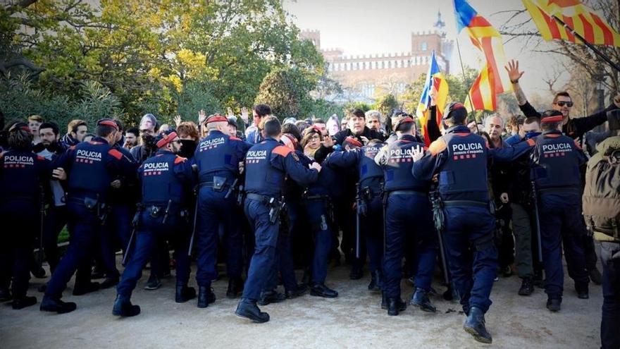 Cuatro detenidos por rodear el Parlament en la investidura fallida de Puigdemont