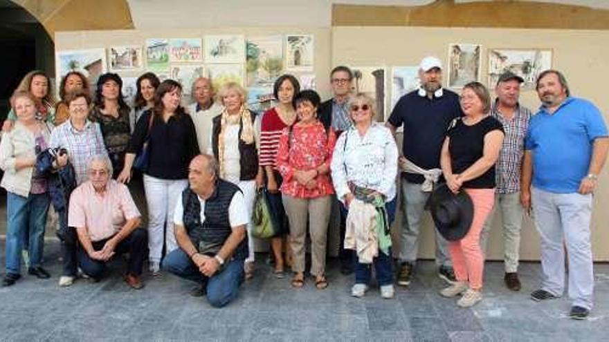 Los pintores, junto a sus obras, ayer, en Villaviciosa.