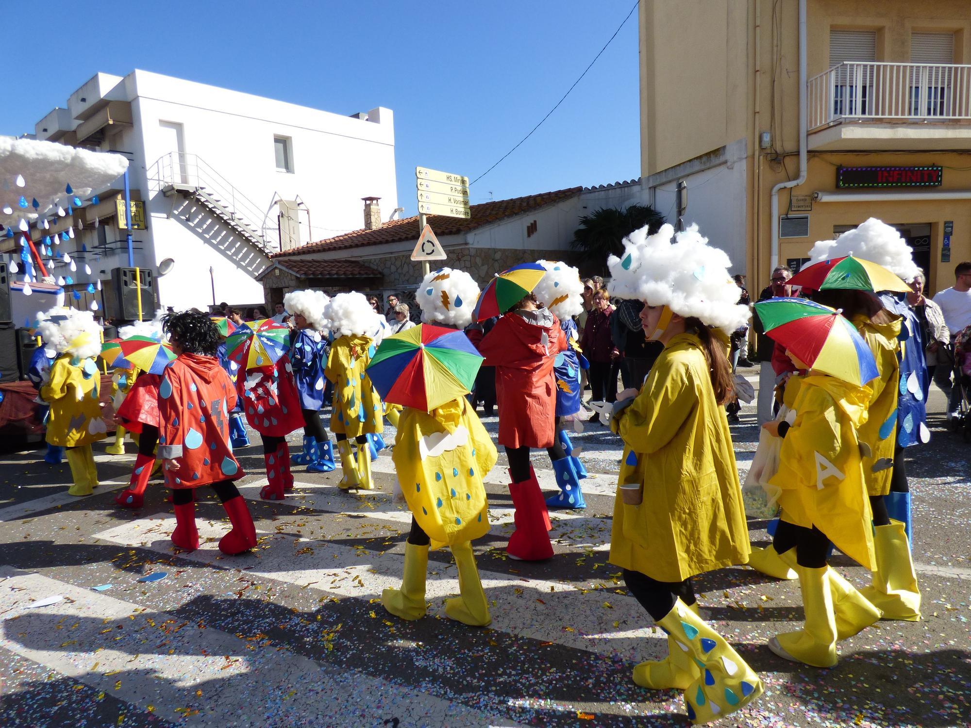 L'Escala vibra amb una rua de carnaval carregada d'imaginació