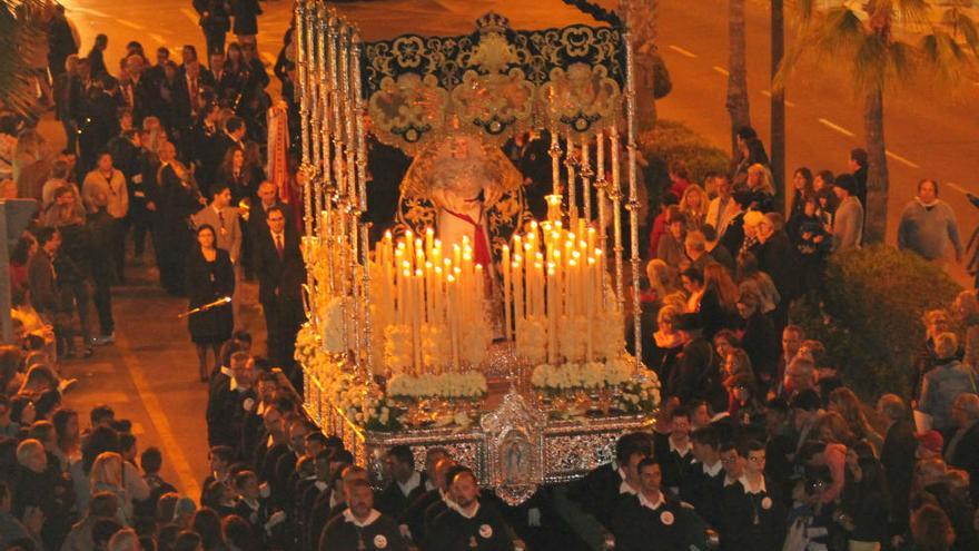 Las Mantillas y la Esperanza abren la Semana Santa de Torrevieja