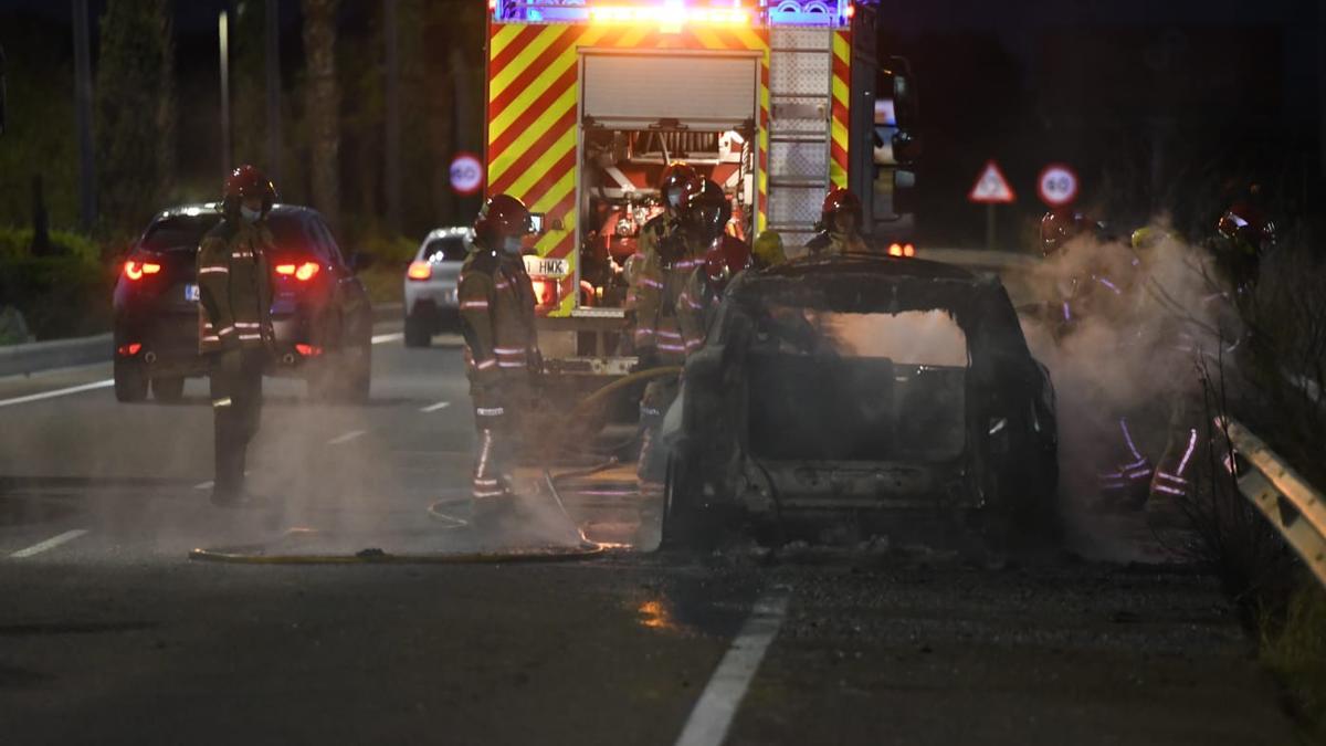 Efectivos de bomberos durante la extinción del fuego.