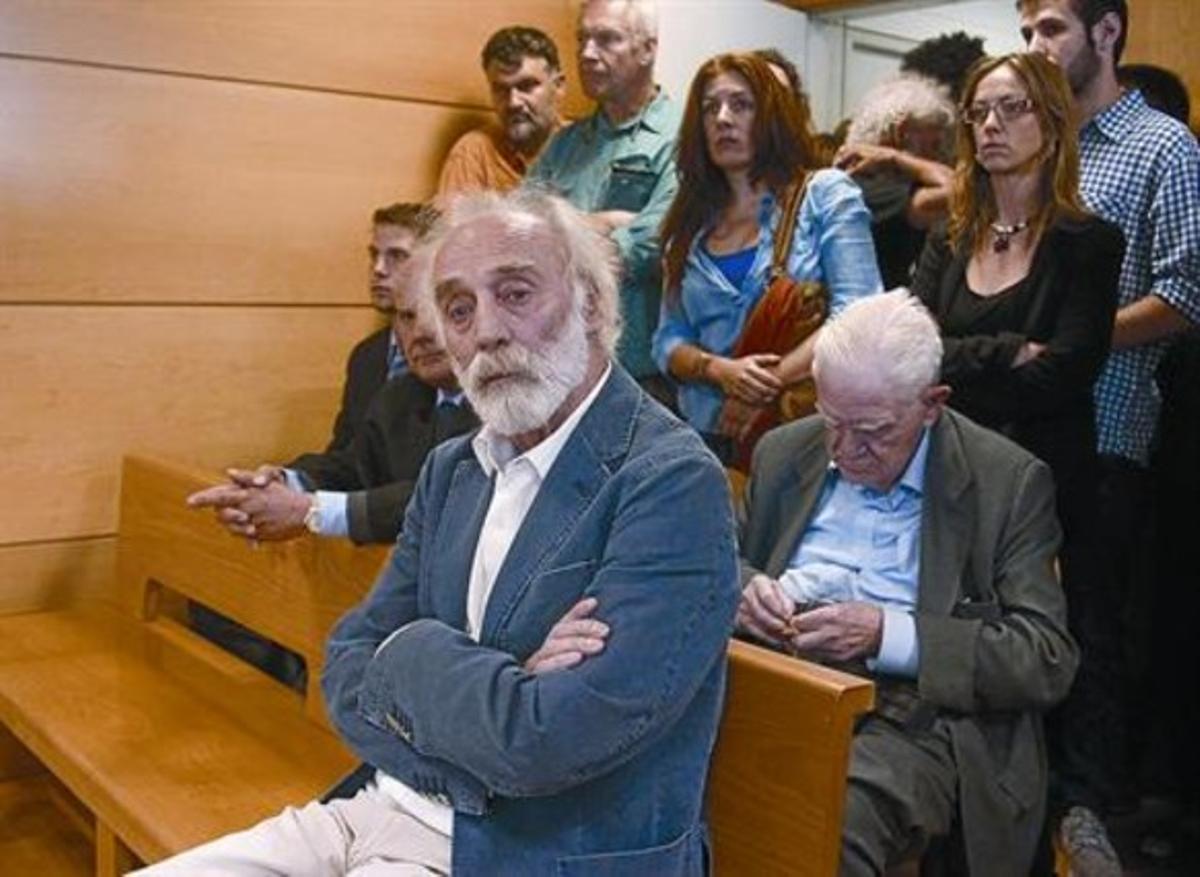 Javier Krahe, ahir, assegut al banc dels acusats del Jutjat Penal número 8.