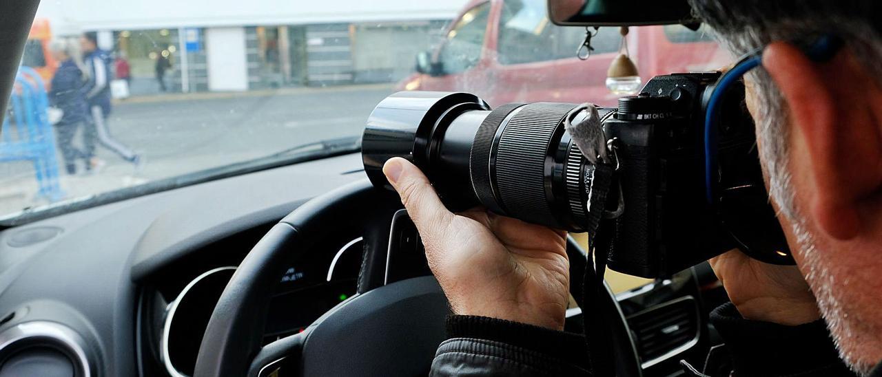 Los detectives realizan vigilancias durante horas hasta que logran la fotografía necesaria para sus informes.