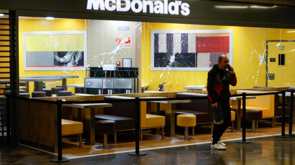 Estado del escaparate del restaurante del Màgic Badalona tras ser asaltado a hachazos por un individuo