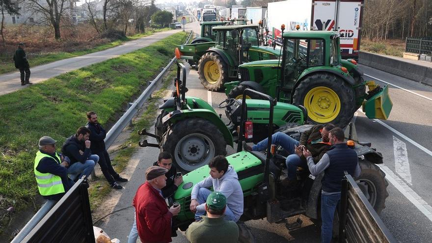 Agricultores portugueses cortan la carretera a la saida de Valença do Minho