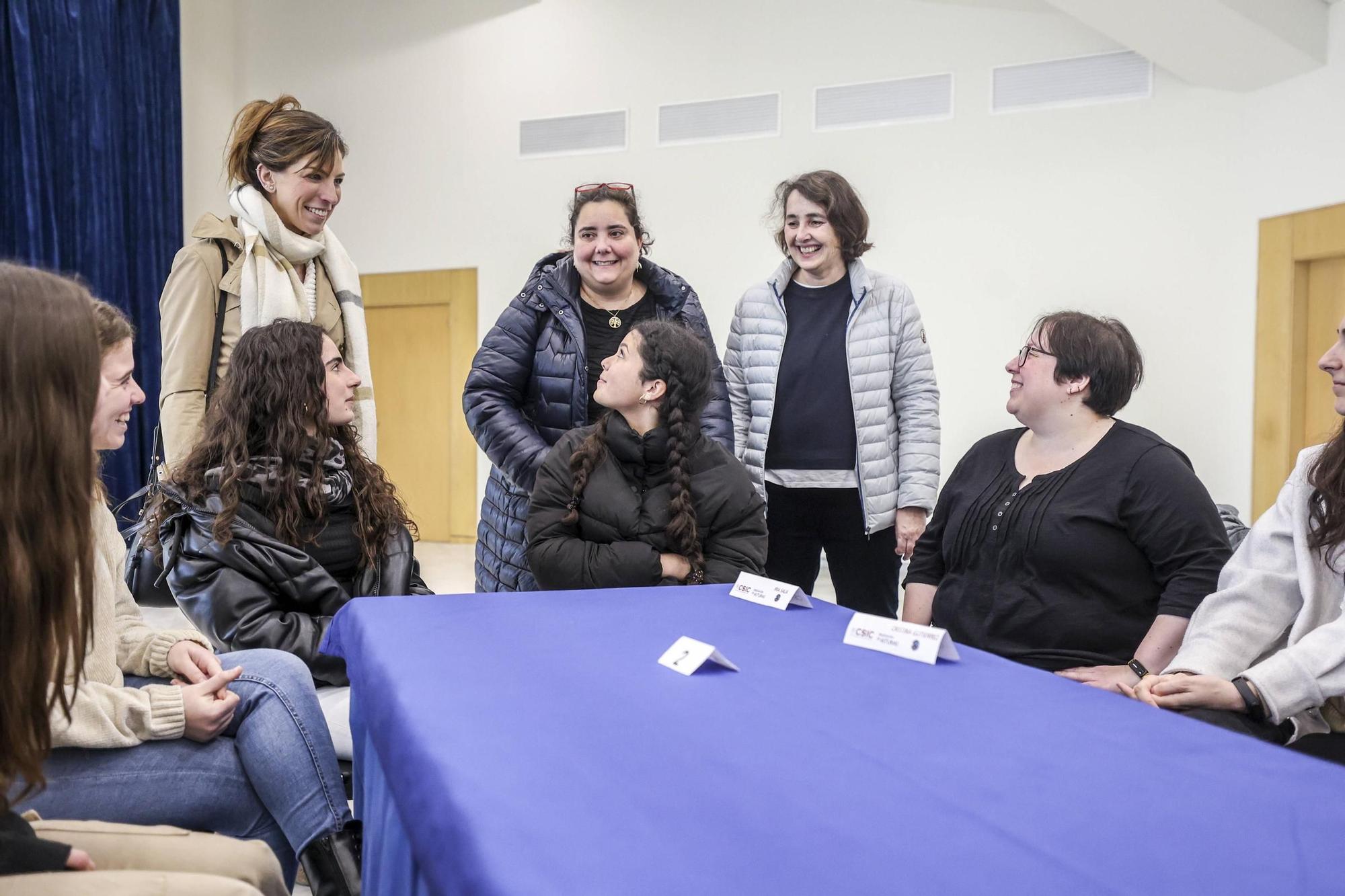 La concejala de Educación, Lourdes García; la vicedirectora del INCAR-CSIC, Teresa Valdés-Solís, y la directora del CSIC, María Fernández, conversan con los estudiantes.