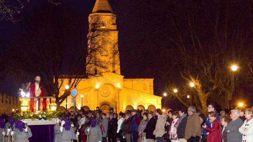 La procesión de las Lágrimas de San Pedro, a su paso por el Campo Valdés el año pasado.