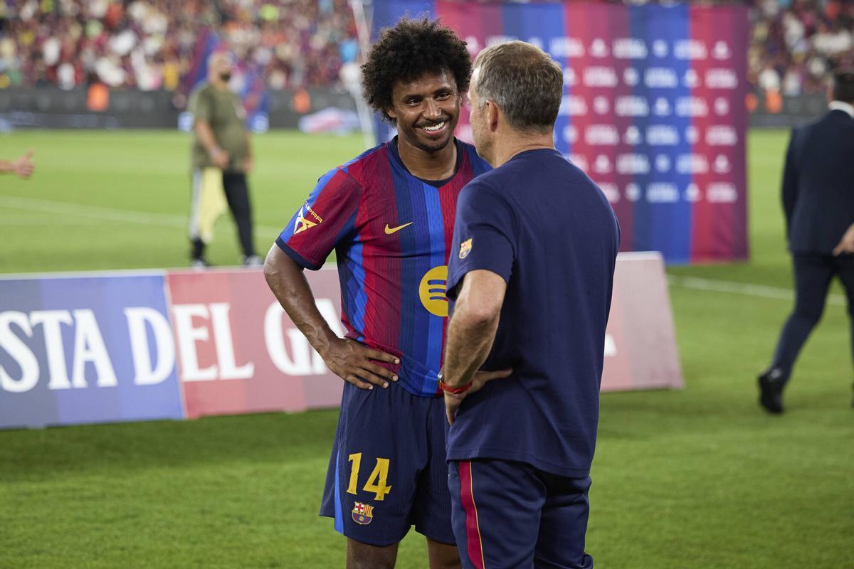 Flick habla con Adeyemi al final del partido frente al Al Ahly.