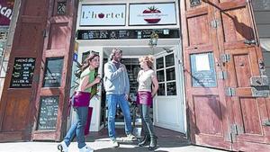 L’Hortet  La cocina vegetariana de los Capo«DESPUÉS DE VENIR MUCHO A COMER AQUÍ -PINTOR FORTUNY, 32- DESCUBRÍ QUE ELLAS SON LAS HIJAS DE LOS NATURISTAS QUE ME TRATABAN DE NIÑO».