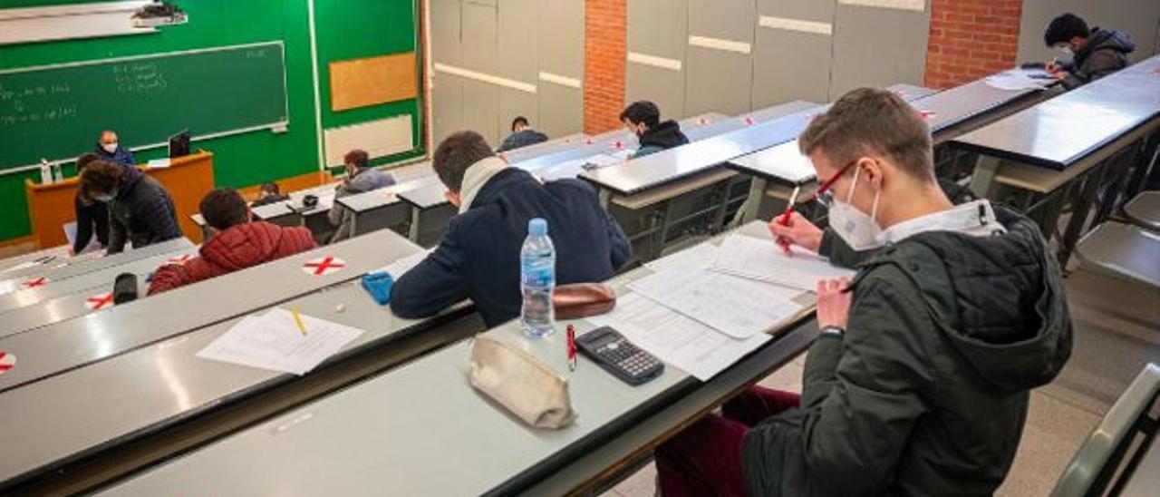 Varios universitarios realizan un examen.