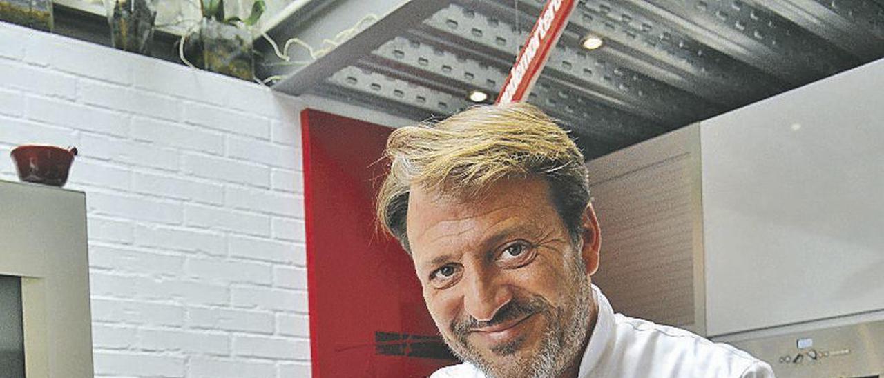 Juan García cocinando en su casa en Oviedo.