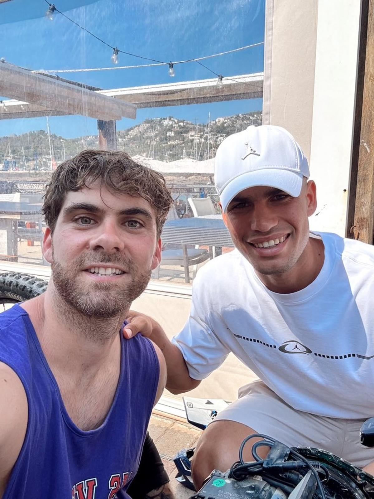 Carlos Alcaraz, en Mallorca con el deportista Rubén Nova