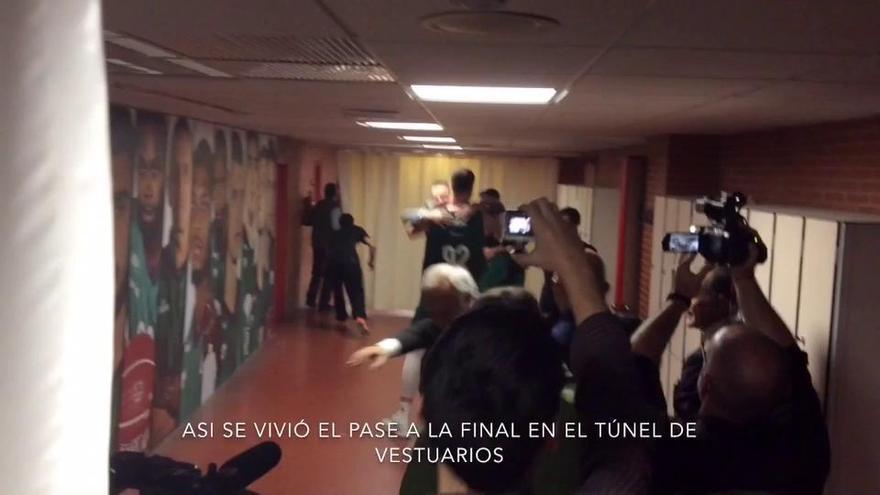 El Unicaja celebra la final en el túnel de vestuarios