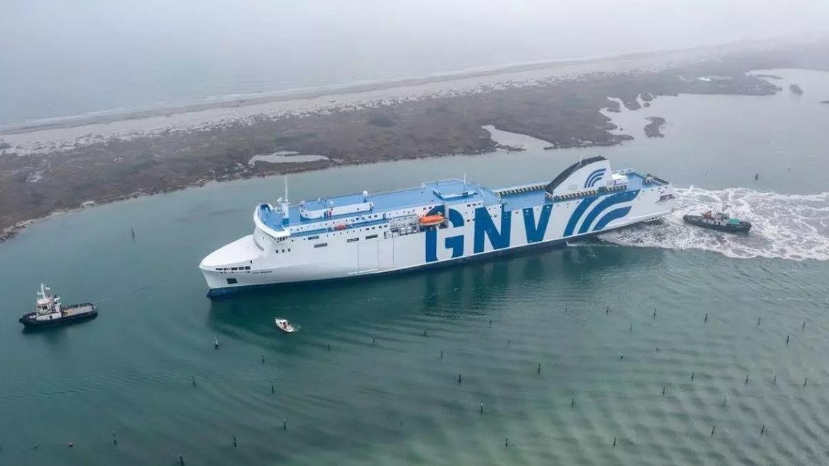 Imagen de archivo: El turista viajó a Barcelona en ferry.
