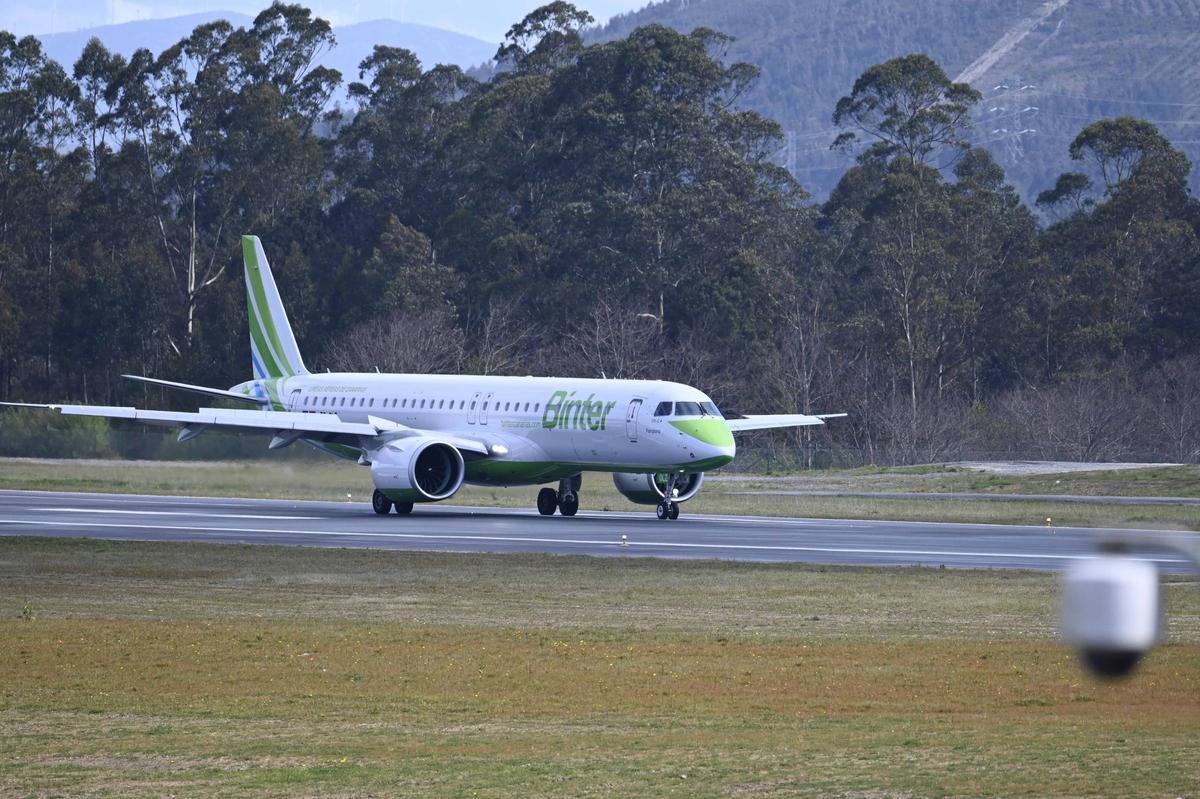 Un avión de Binter en el aeropuerto de Vigo en una imagen de archivo