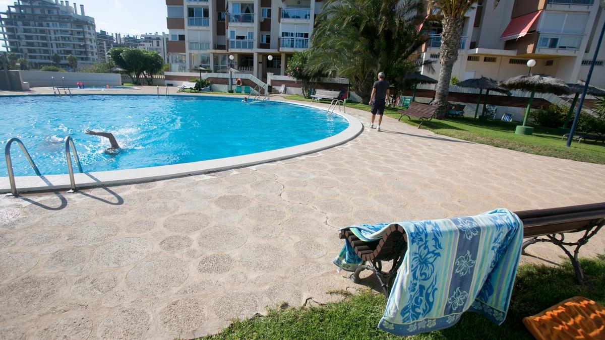 Fotografía de archivo de una piscina comunitaria en Playa de San Juan.