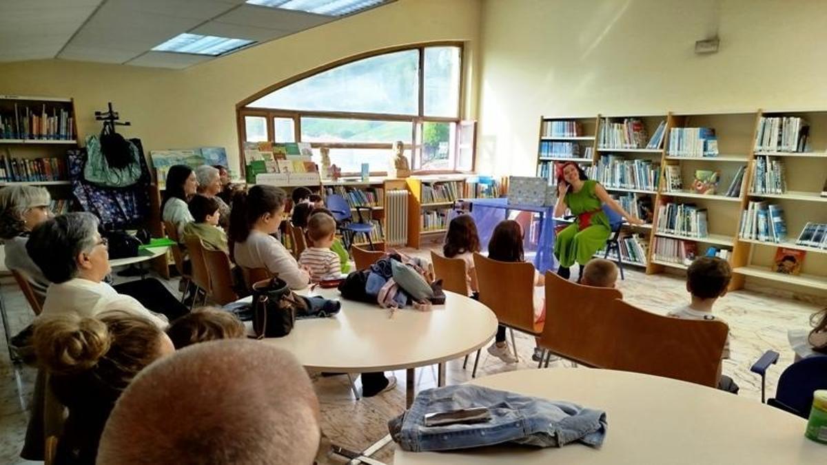 Una actividad infantil en la biblioteca municipal de Tineo.