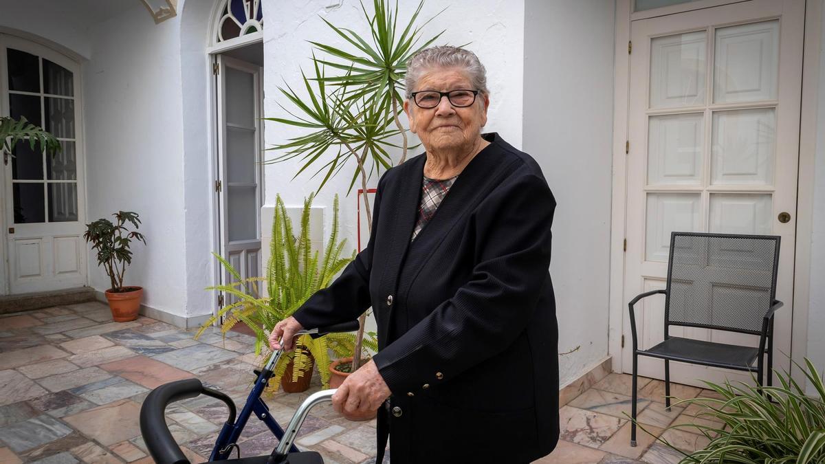 Sebastiana Martínez, de 93 años, posa en la Casa de la Misericordia en Olivenza.