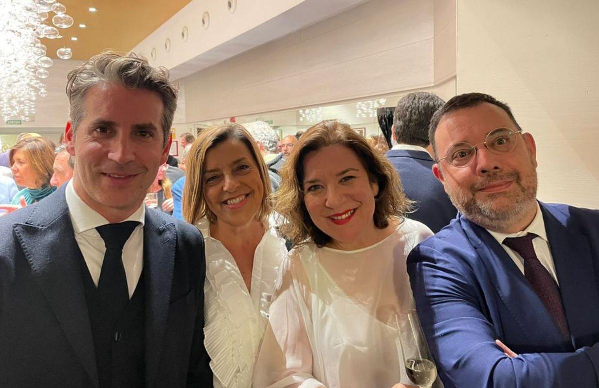 Por la izquierda, el director titular de Oviedo Filarmonía, Lucas Macías; la directora general de la Fundación Musical Ciudad de Oviedo, María Riera; la presidenta de Ópera XXI, Isamay Benavente, y el director artístico de la Fundación y del Festival, Cosme Marina. A la derecha, José Luis Costillas, con el premio. | LNE / Manu Mielniezuk