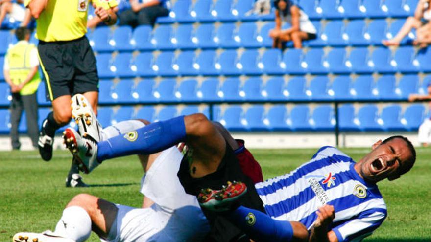 Pepe Mora cae al suelo tras una dura entrada de un rival